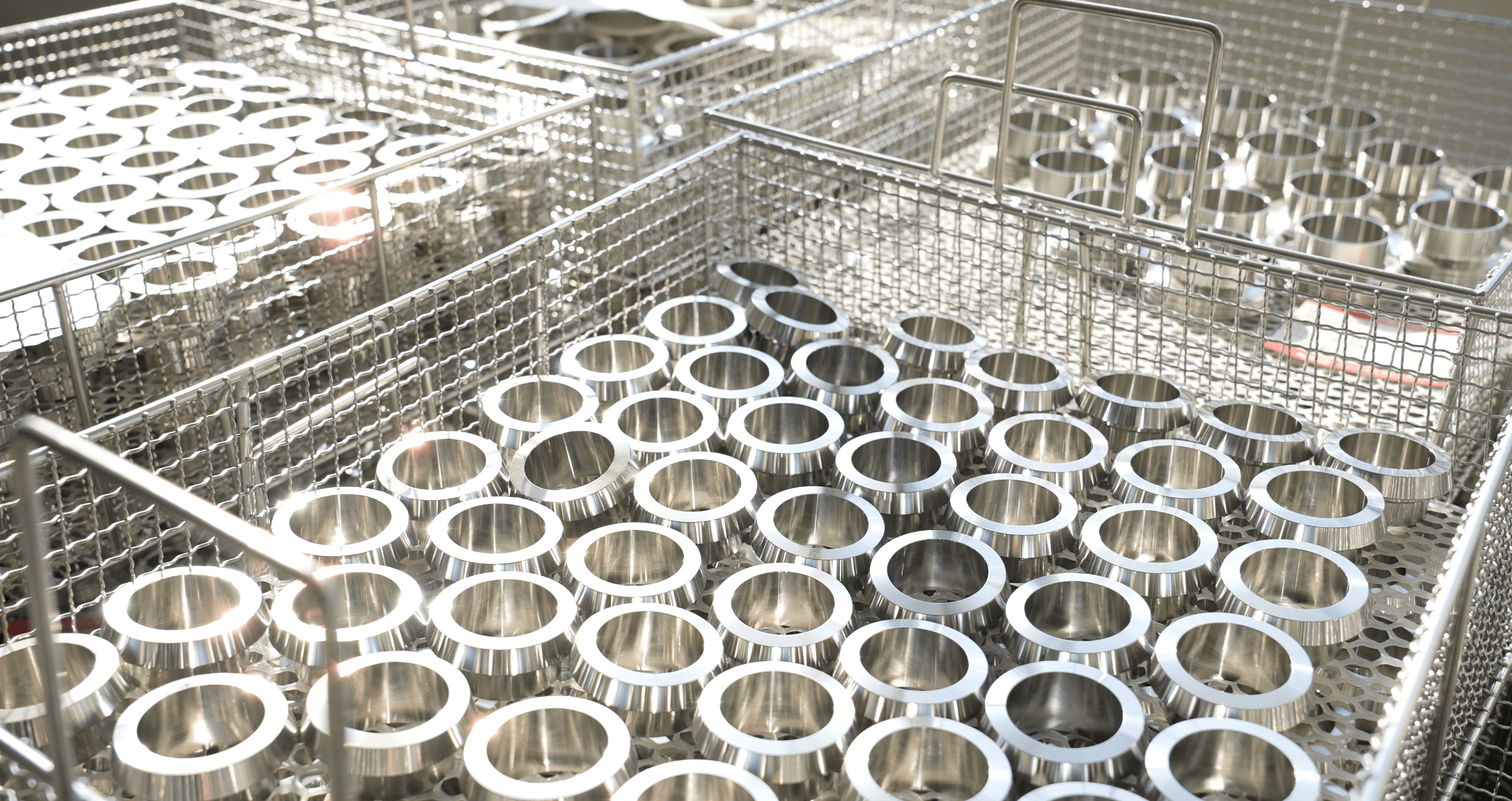 Batch transfer of metal parts in turnover baskets